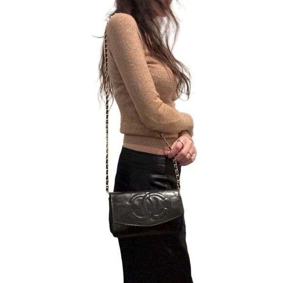 Chanel patent leather clutch with an added chain - Picture 1 of 15